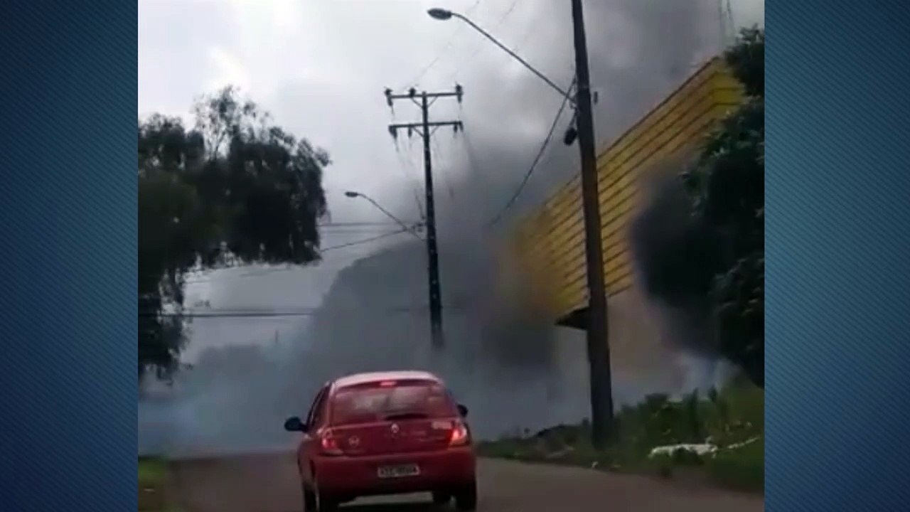 Fogo em entulho toma grande proporção e ameaça barracão no Country