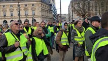 Un long cortège de Gilets jaunes en centre-ville