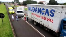 Caminhões se envolvem em colisão na BR-277