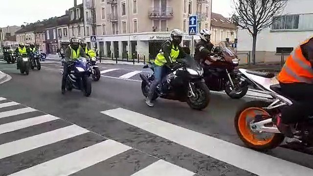 Opération escargot le 24 novembre à Périgueux, menée par les gilets jaunes.