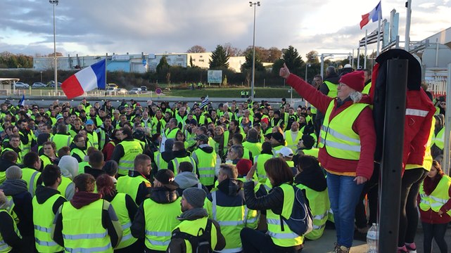 Les gilets jaunes bloquent le péage
