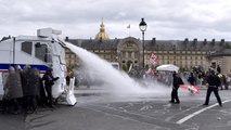 Gilets Jaunes : Les CRS repoussent les manifestants avec des canons à eau sur les Champs Elysées