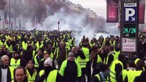 Gilets Jaunes : les CRS gazent les manifestants sur les Champs Elysées à Paris
