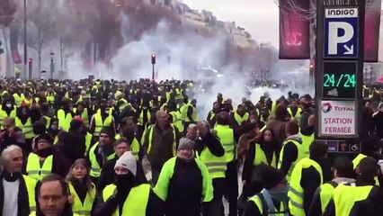 Gilets Jaunes : les CRS gazent les manifestants sur les Champs Elysées à Paris