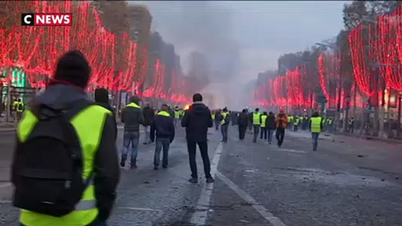 Champs-Élysées : barricades, incendies… et décorations de Noël