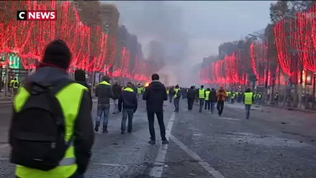 Champs-Élysées : barricades, incendies… et décorations de Noël