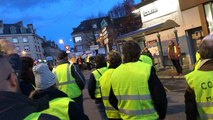 Les gilets jaunes défilent dans le centre-ville