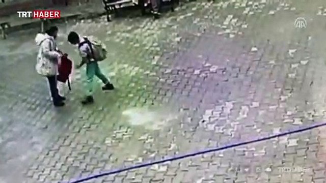 Öğrenciden engelli arkadaşına duygulandıran hareket