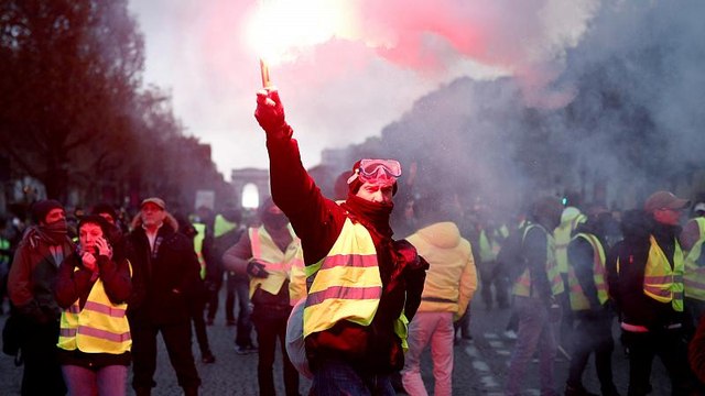 Coletes Amarelos invadem Paris