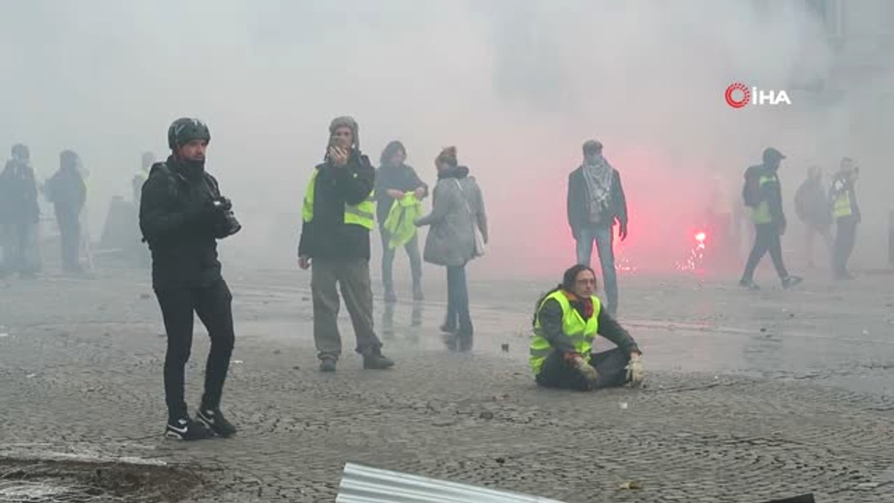 Paris'te "Sarı Yeleklilere" Polis Müdahalesi- Akaryakıt Zammı Protestolarında Çıkan Olaylarda 8...