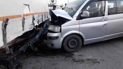 Kamyonla Minibüs Çarpıştı: 4 Yaralı
