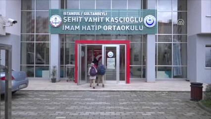 Sultanbeyli'de Görev Yapan En Genç Öğretmenin Öğretmenler Günü Kutlandı