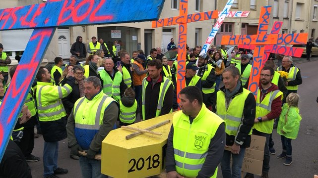 Gilets jaunes : cortège funèbre pour le Père L’Espoir