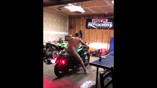 Il tente de faire de la moto ivre, à poil dans son garage... Bad idea