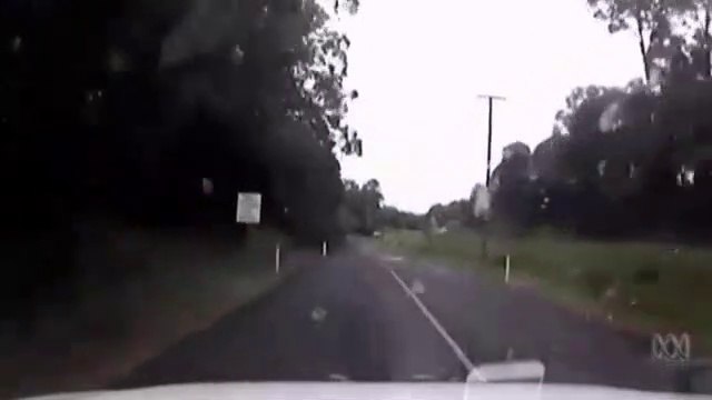 Quand tu penses pouvoir traverser la route inondée... Raté! Voiture noyée