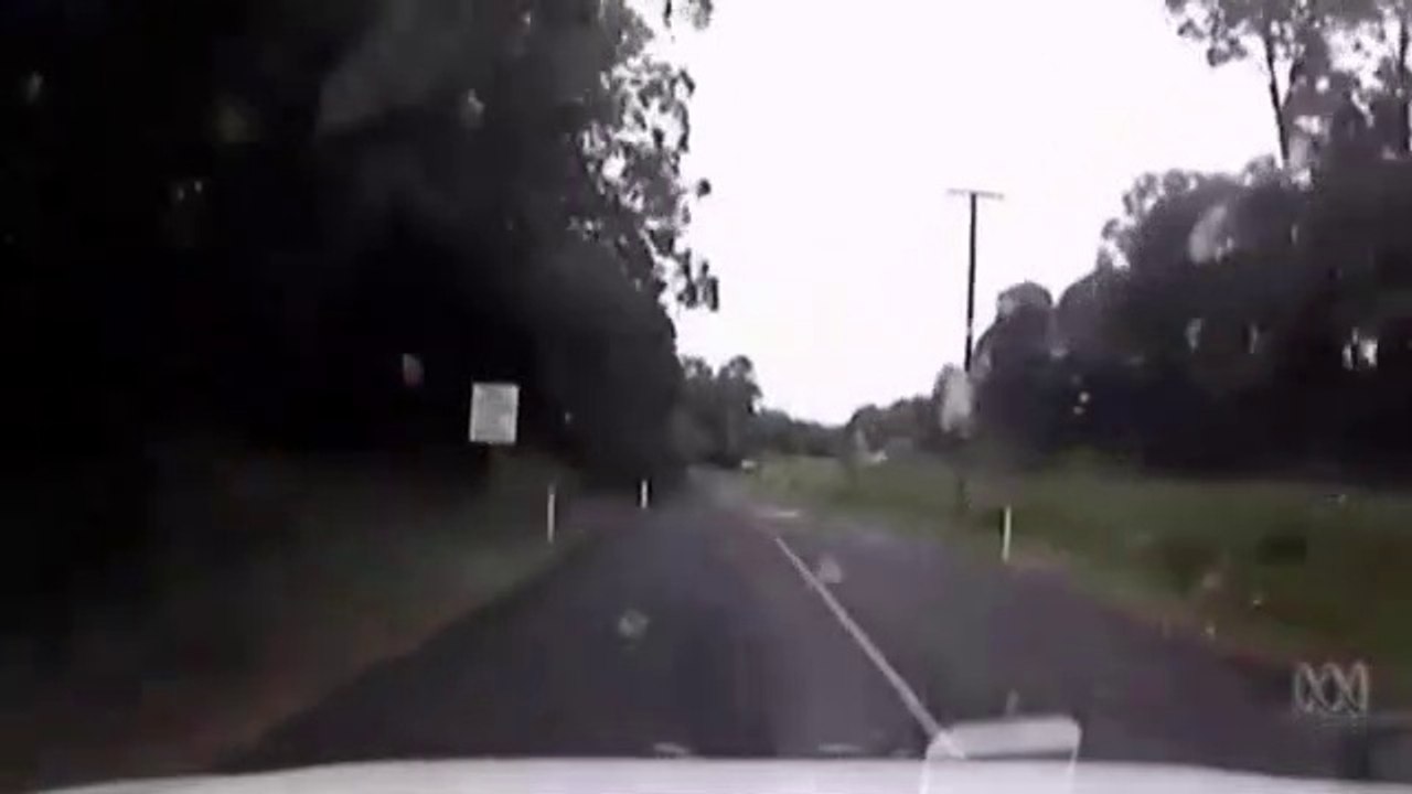 Quand tu penses pouvoir traverser la route inondée... Raté! Voiture noyée
