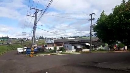 Caminhão atinge rede e deixa parte do Presidente sem luz