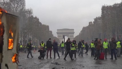 파리 샹젤리제 대규모 폭력시위로 난장판..."극우세력이 부추겨" / YTN