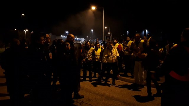 Délogés par les CRS à Montélimar, les gilets jaunes entonnent un chant