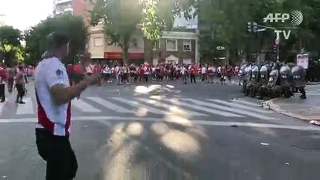 Ônibus do Boca é atacado por torcedores do River