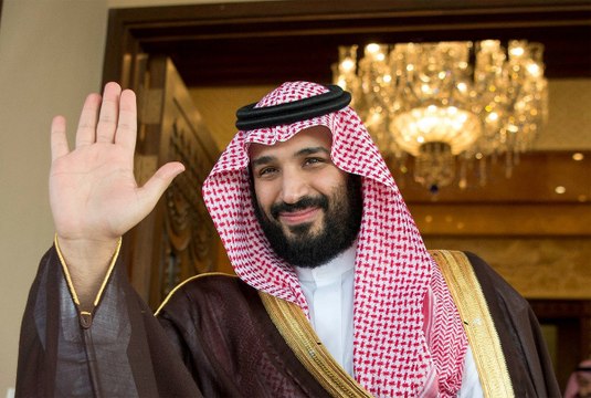 محمد بن سلمان يتجول في مركز تجاري بالإمارات.. وهكذا تفاعل معه الزوار