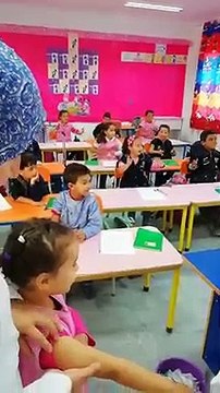 عندما تتحول عملية تلقيح تلاميذ سنة اولى من حصة رعب وبكاء الى حصة ضحك وتنشيط