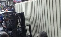 Truk Terguling, Pengendara Motor Tertimpa Peti Kemas