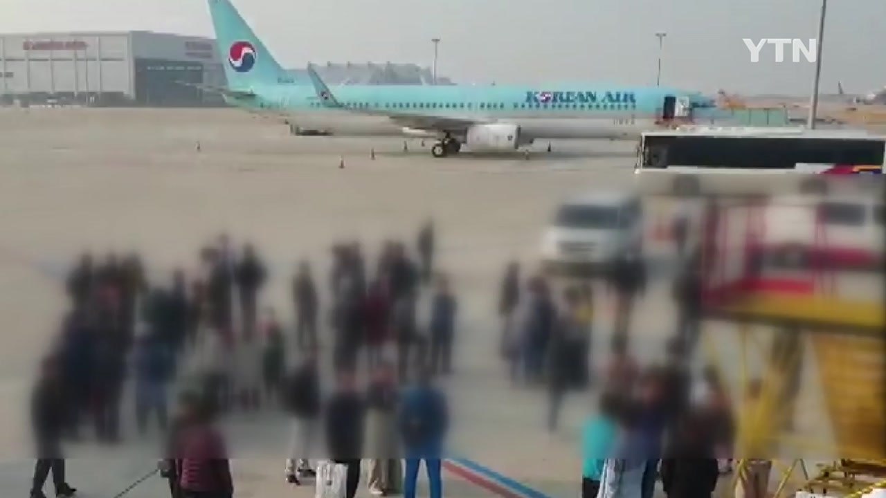 에어부산 승객 7시간 기내 대기로 불편 / YTN
