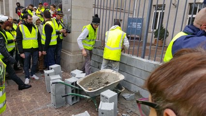 Gilets Jaunes : Ils construisent un mur devant le Conseil Régional de Limoges