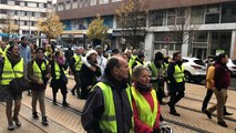 500 marcheurs en jaune dans le centre ville du Mans