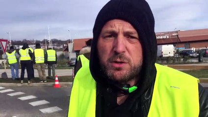 Un gilet jaune explique pourquoi il bloque le rond point de Chalezeule, près de Besançon