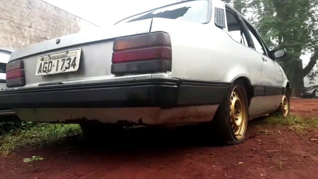 Carro é encontrado com pneus furados e vidros quebrados