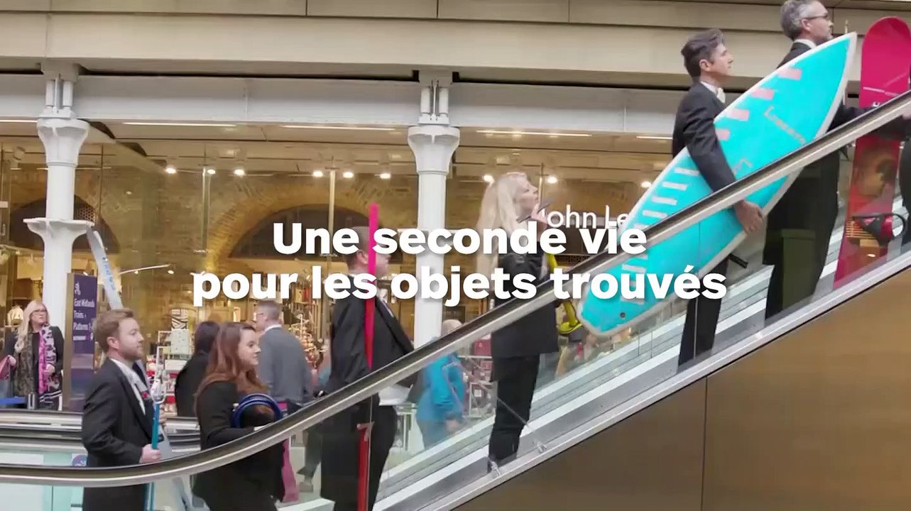 Un orchestre avec des objets perdus dans le trains
