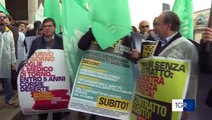 Puglia: medici in piazza per chiedere assunzioni e il rinnovo del contratto