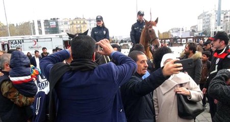 Taksim Meydanı'nda Göreve Başlayan Atlı Birliklere Yoğun İlgi