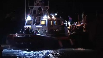 Скачать видео: Salvini tobt: 236 Migranten nach Sizilien gebracht