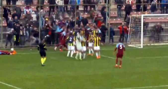 Trabzonspor-Fenerbahçe U21 Maçında Ortalık Karıştı! İki Takım Oyuncuları Yumruk Yumruğa Kavga Etti
