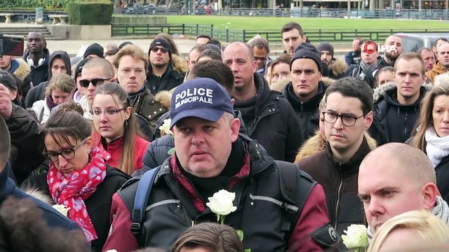 - Fransa’da Yüzlerce Kişi İntihar Eden Polis İçin Yürüdü