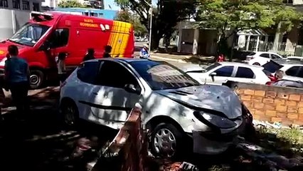 Após colisão, carro invade calçada e atinge muro no centro