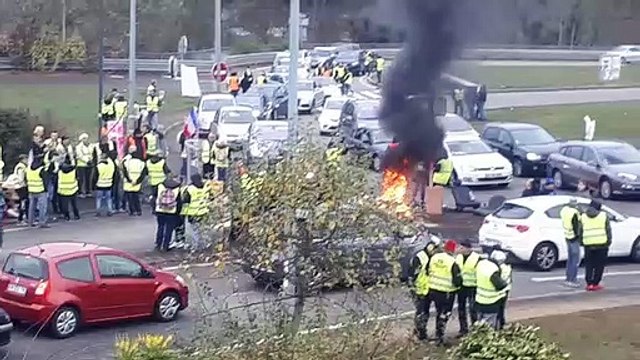 A Frouard, les gilets jaunes filtrent la circulation sur le rond-point de Frouard sous le regard des gendarmes