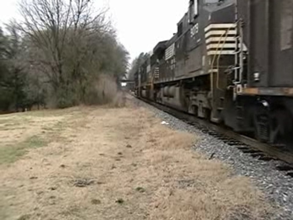 NS #73R with SD70 on the Point