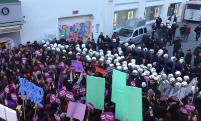 Tünel’de toplanan kadınlara polis barikatı