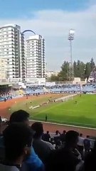 Adana derbisinde sahaya paraşütle atladı!