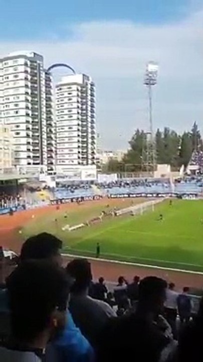 Adana derbisinde sahaya paraşütle atladı!