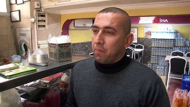 Biri ustayı oyalarken diğeri kasadaki paraları böyle çaldı