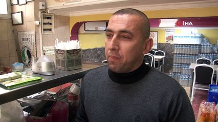 Biri ustayı oyalarken diğeri kasadaki paraları böyle çaldı