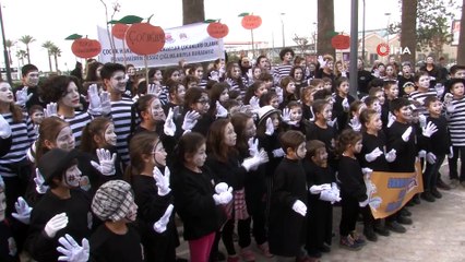İzmir’de çocuk hakları için sessiz çığlık