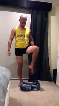 Un homme enfile son pantalon sans l'aide de ses mains