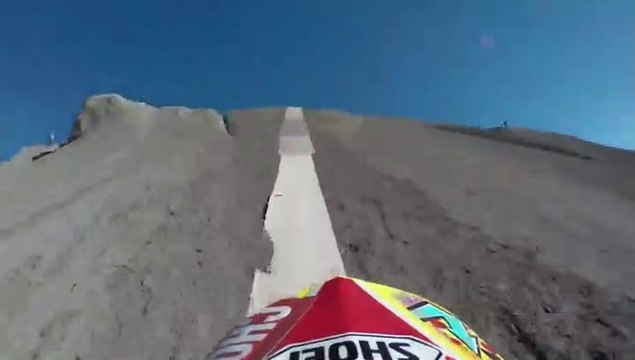Un homme réussit le plus haut saut en motocross
