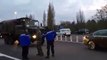 Des gendarmes arrêtent des militaires qui ont un gilet jaune sur leur tableau de bord  !
